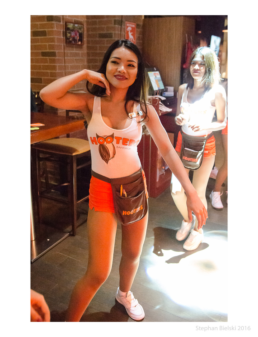 Dancings Hooters girls in Bangkok
