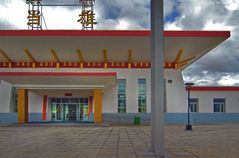 Dangxiong 4,293 m, clean and empty railway station