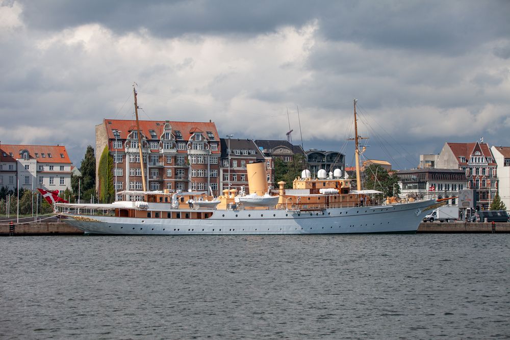 Dannebrog im Hafen von Aarhus