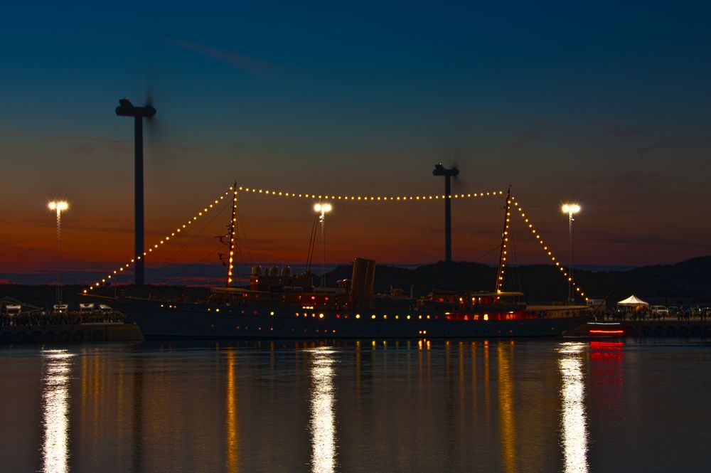 Dannebrog im Hafen von Hvide Sande