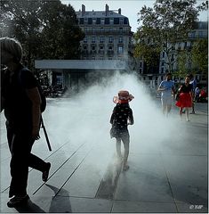 Dans la brume, avec son chapeau rouge...