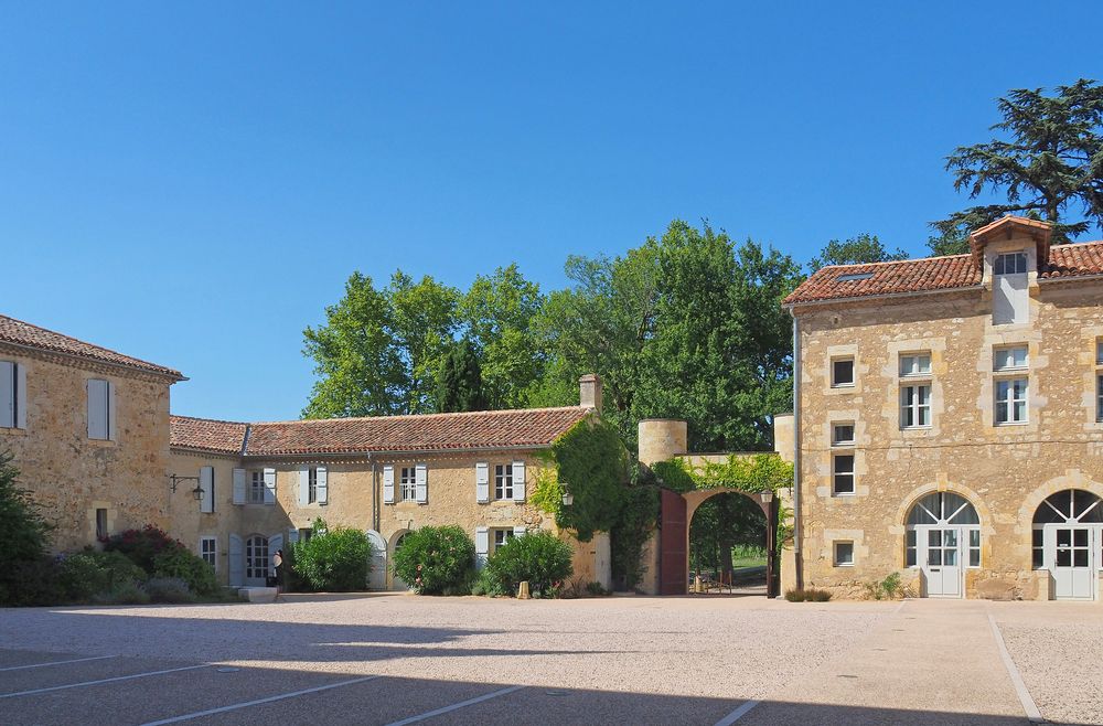 Dans la cour du Château de Mons