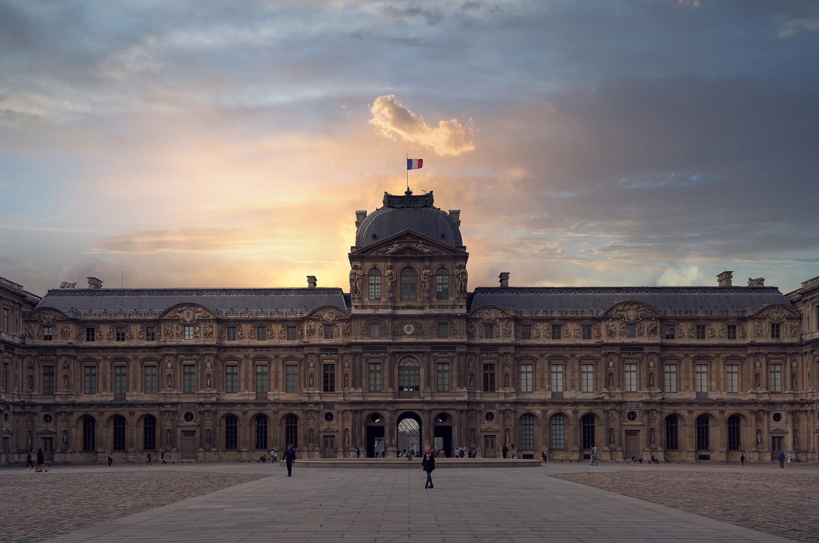 Dans la cour du Louvre