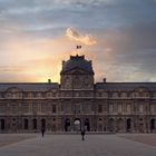 Dans la cour du Louvre