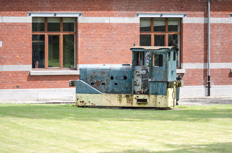 Dans la cour du musée de Bois du Luc