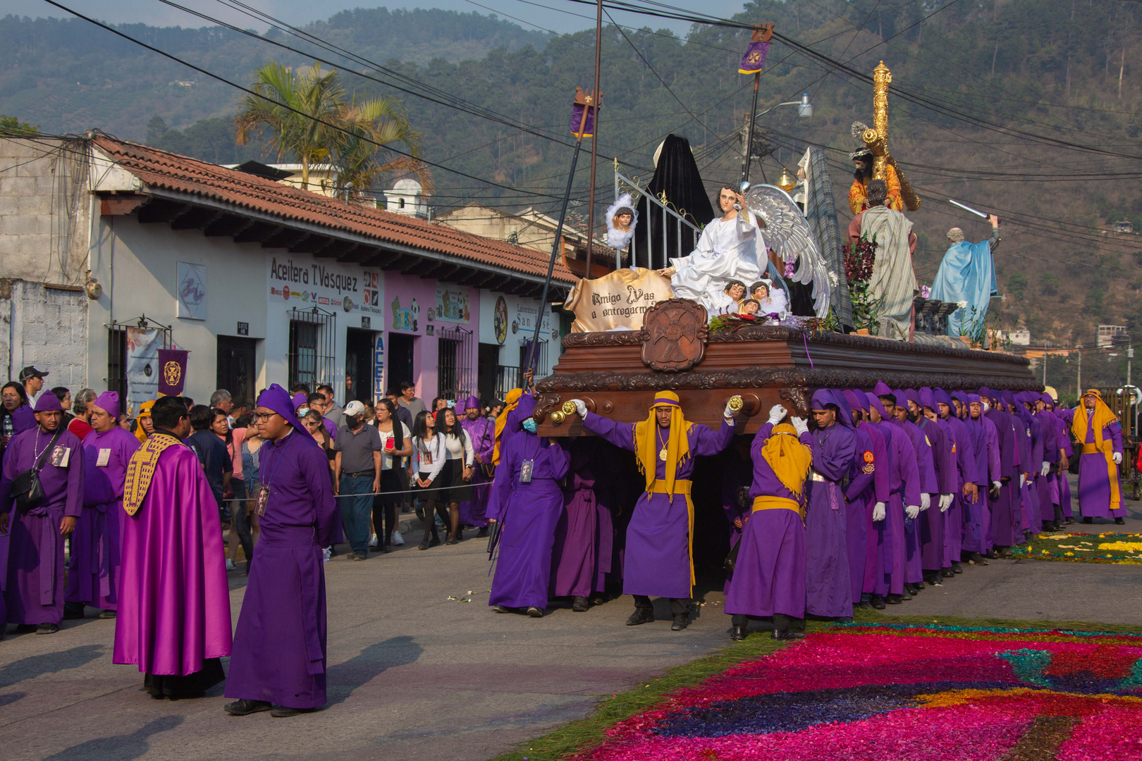 Dans la ferveur de la procession de Pâques.