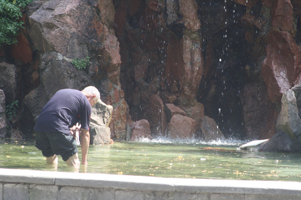 dans la fontaine