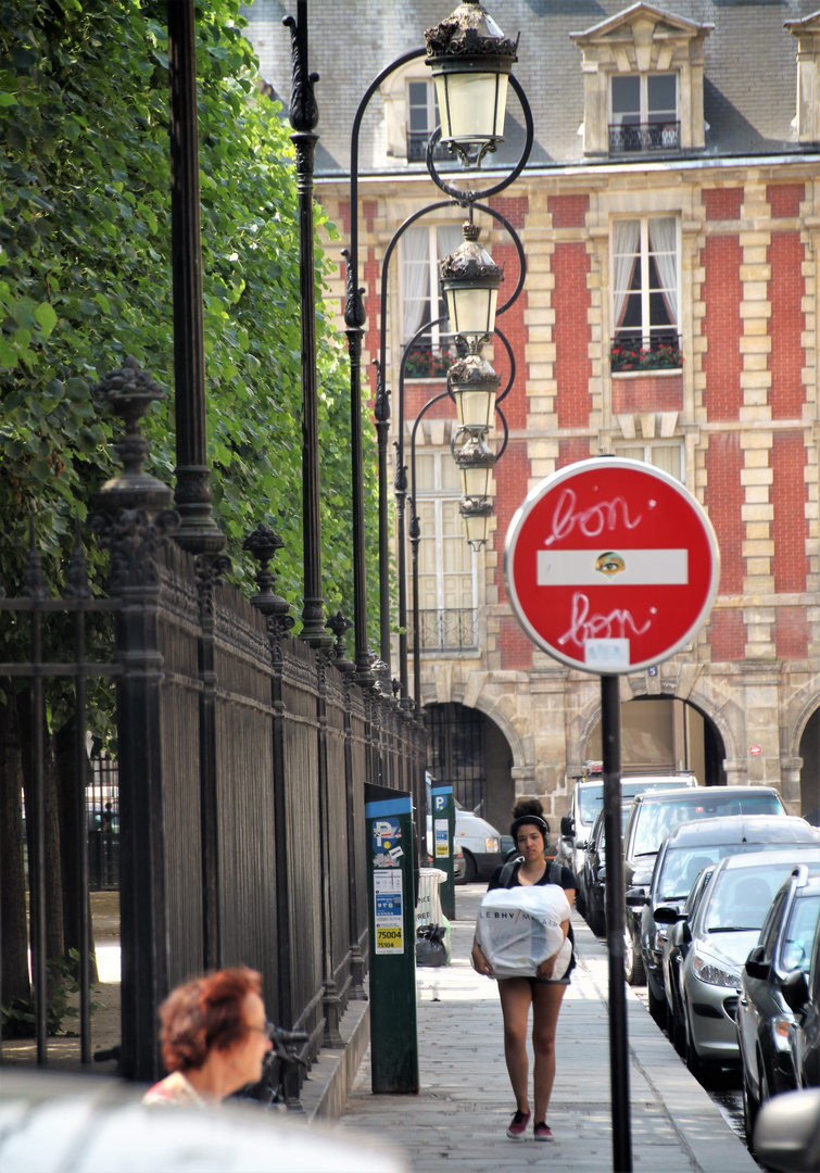 Dans la Rue Paris Place Vogues c21-1372-col +9malPARIS