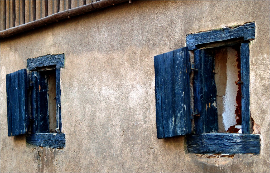 Dans la ruelle.