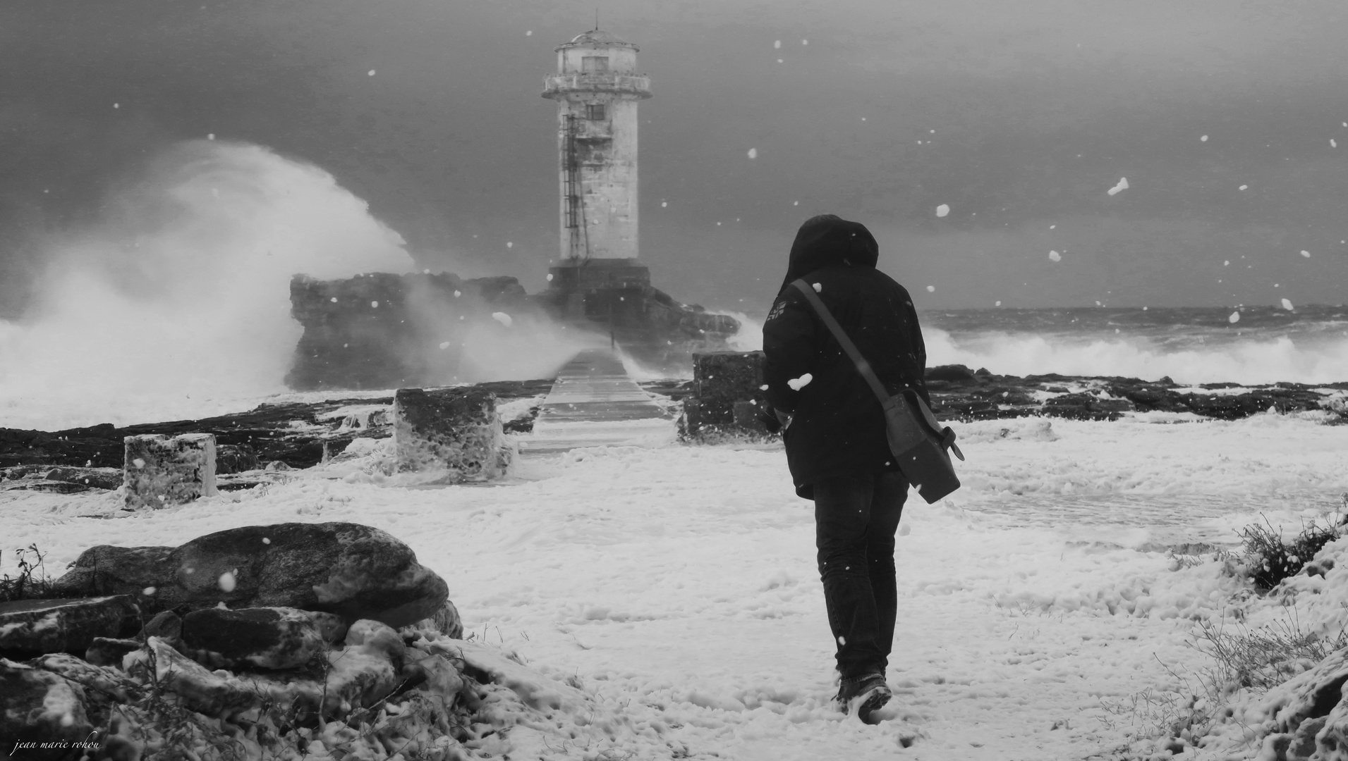 Dans la Tempête près d'un phare