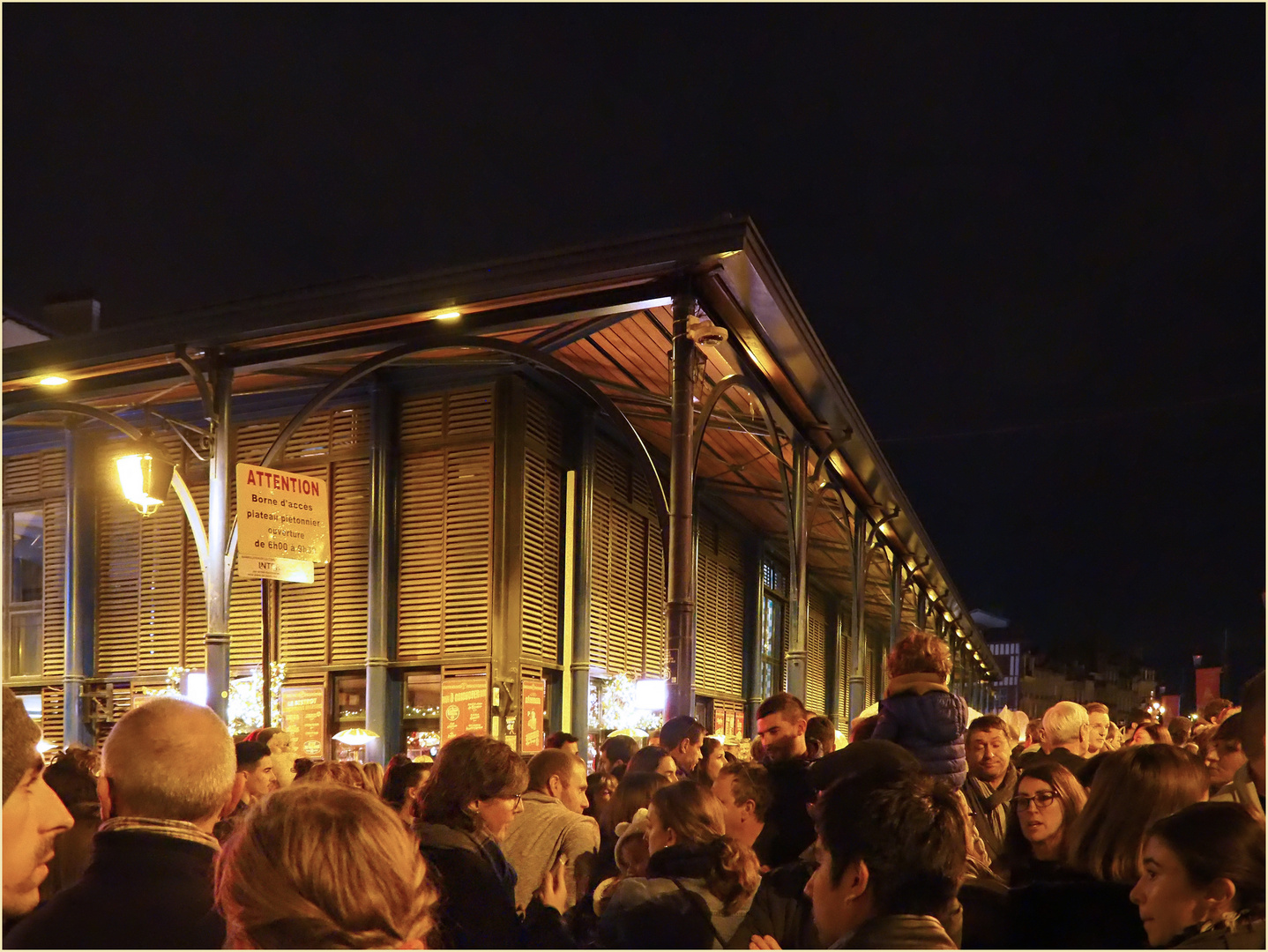 Dans l’attente du lâcher de lanternes devant les Halles de Bayonne