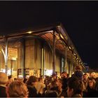 Dans l’attente du lâcher de lanternes devant les Halles de Bayonne