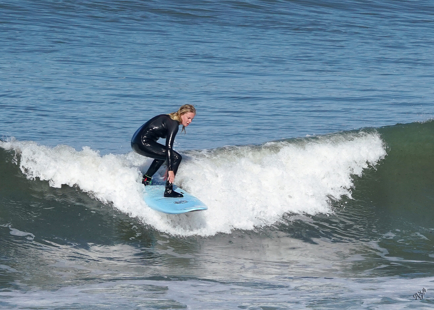 Dans le bleu ... la surfeuse