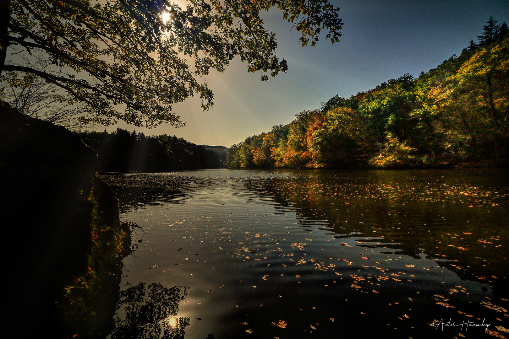 Dans le calme, l'Ourthe coule avec paresse