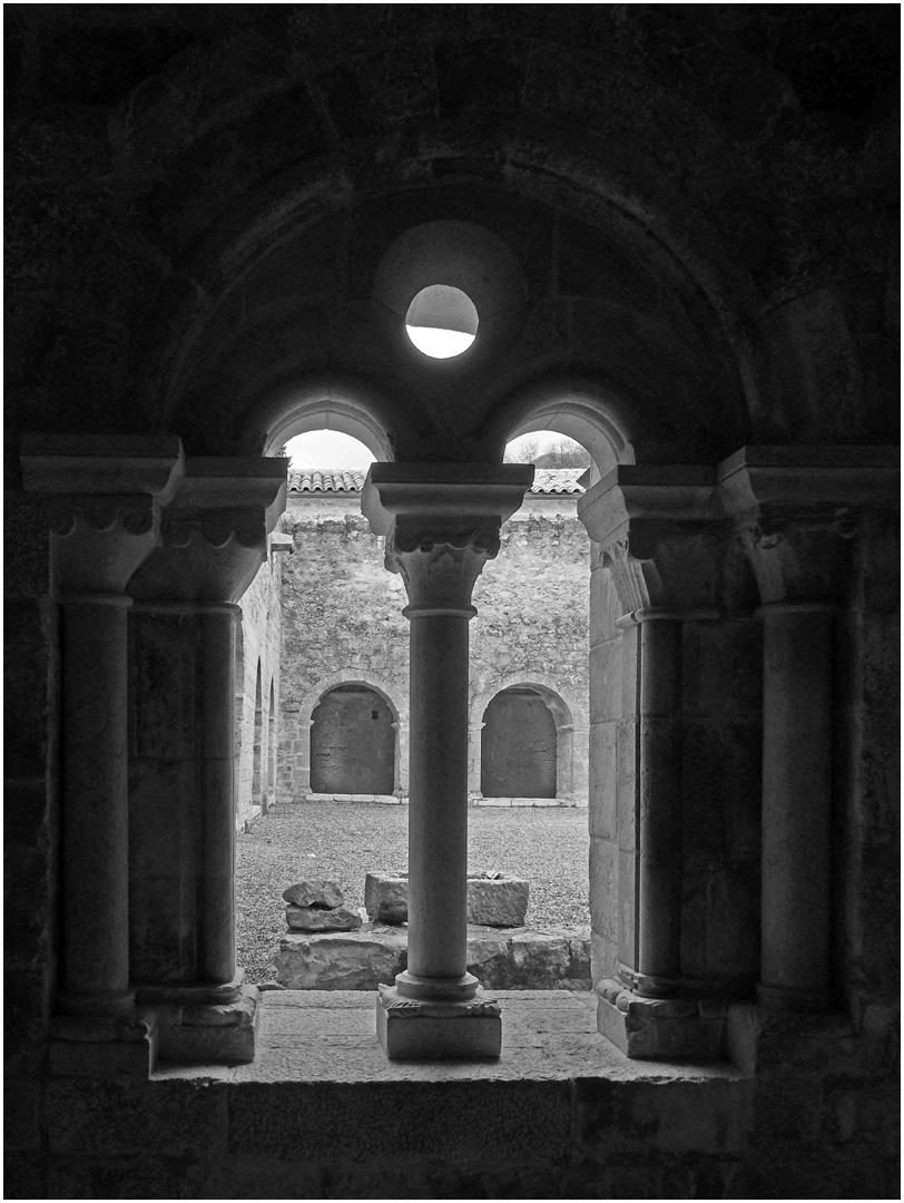 Dans le cloître de l’Abbaye de La Celle