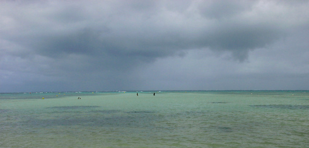 Dans le lagon pendant la pluie tropicale