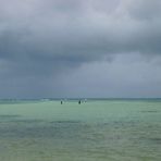 Dans le lagon pendant la pluie tropicale