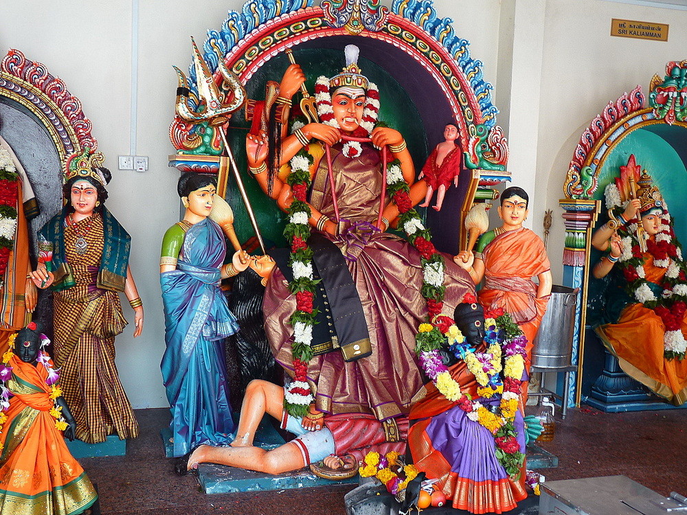 DANS LE TEMPLE HINDOU DE SINGAPOUR