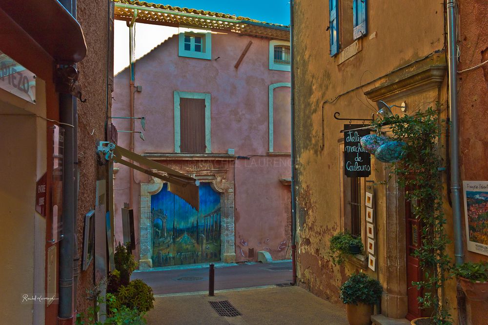 Dans le Village de Roussillon, Lubéron, Vaucluse, France