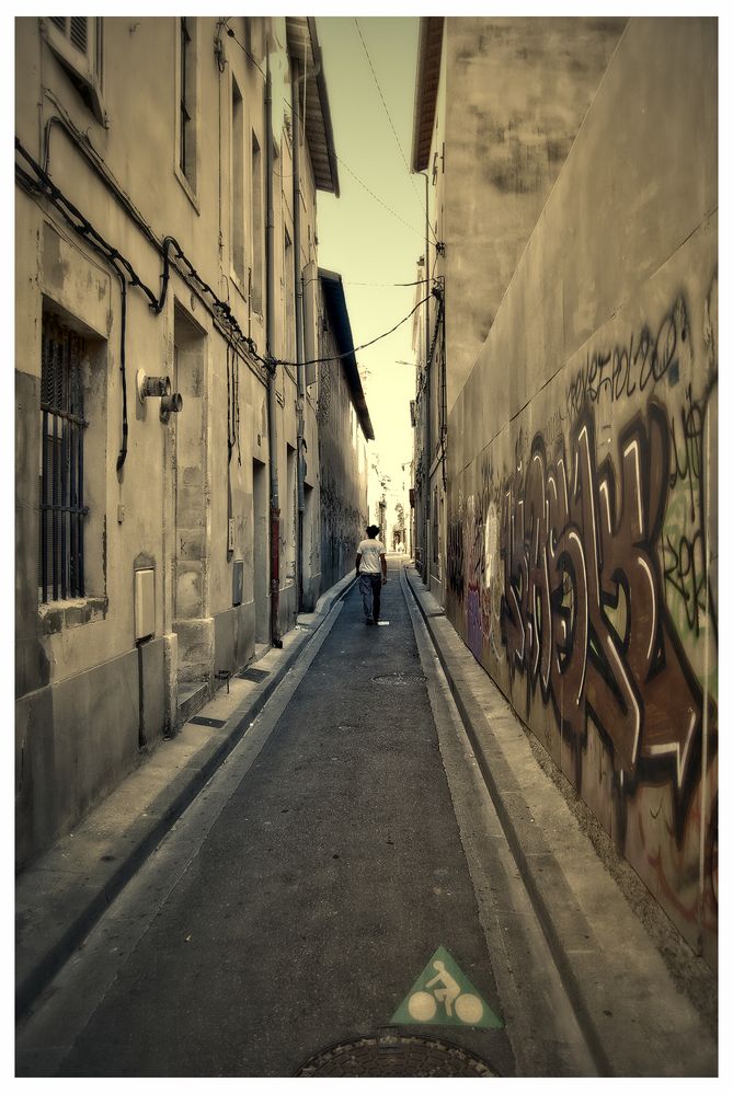 Dans les ruelles d' Avignon - I