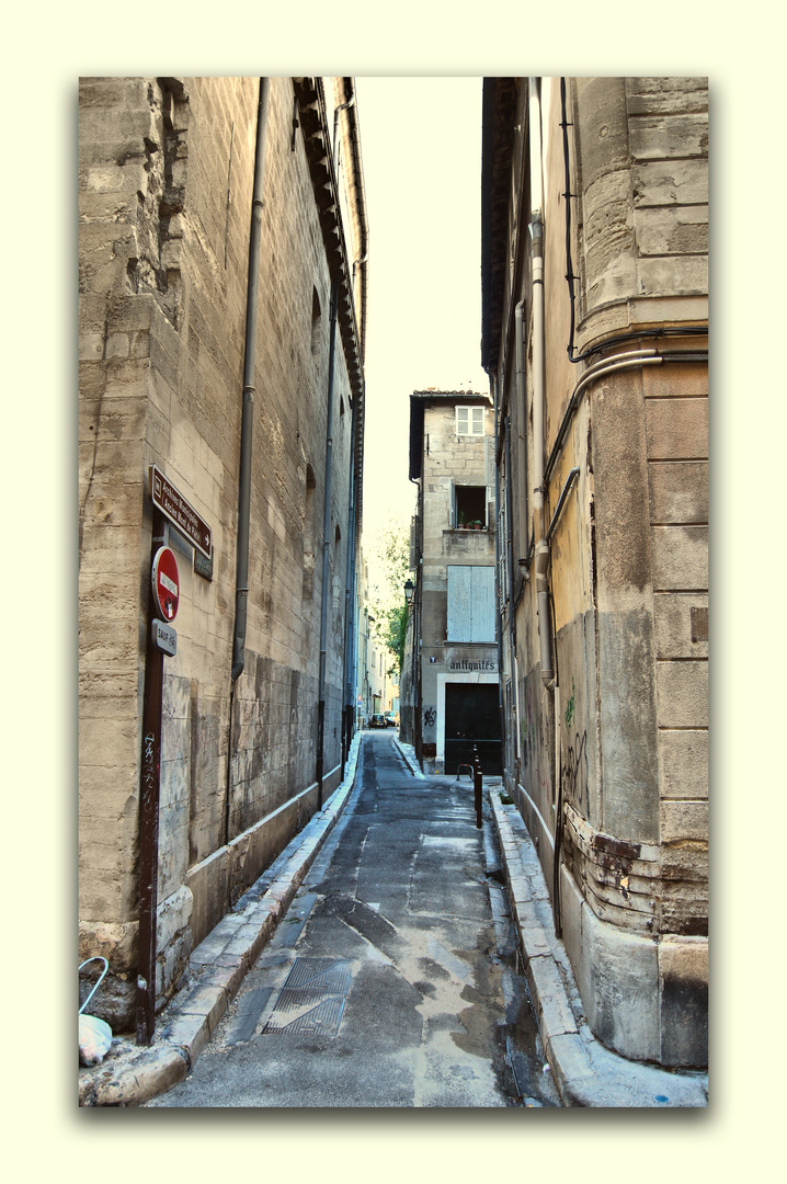 Dans les ruelles d' Avignon - III