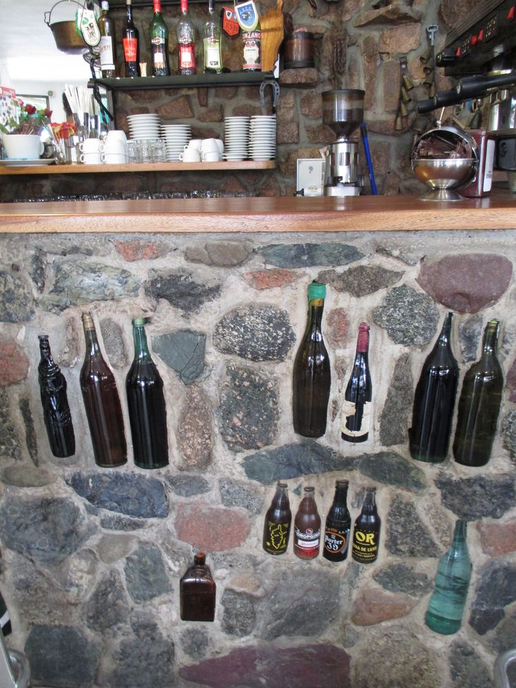 ..Dans un bar Corse...