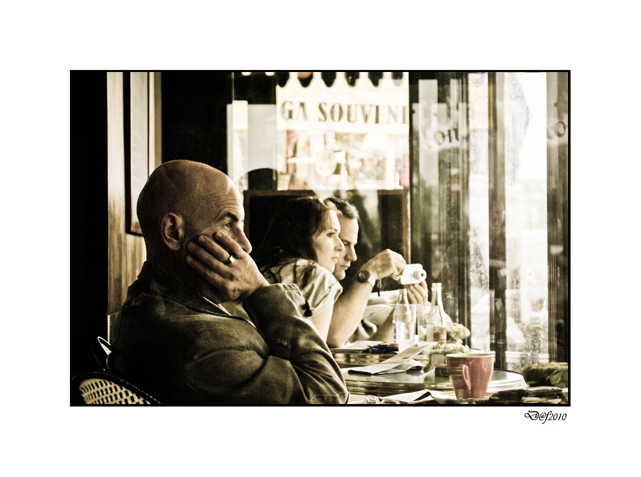 ... Dans un Café ... à Paris ...