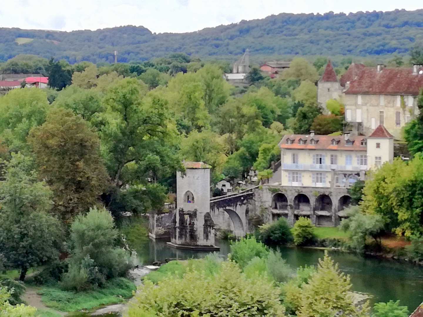 Dans un écrin de verdure ....