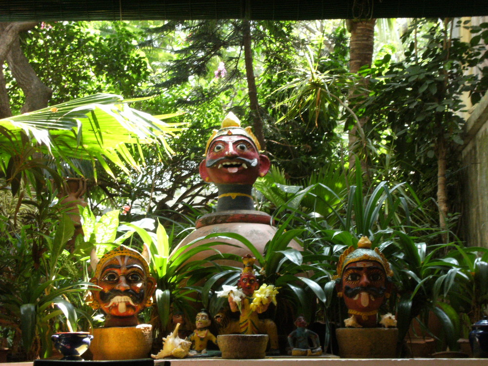 Dans un jardin intérieur à Pondicherry