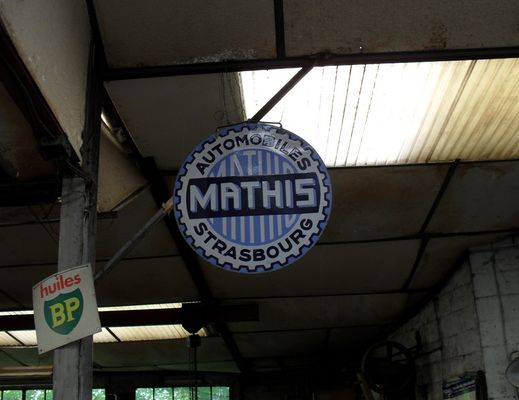 DANS UN VIEUX GARAGE POLINOIS