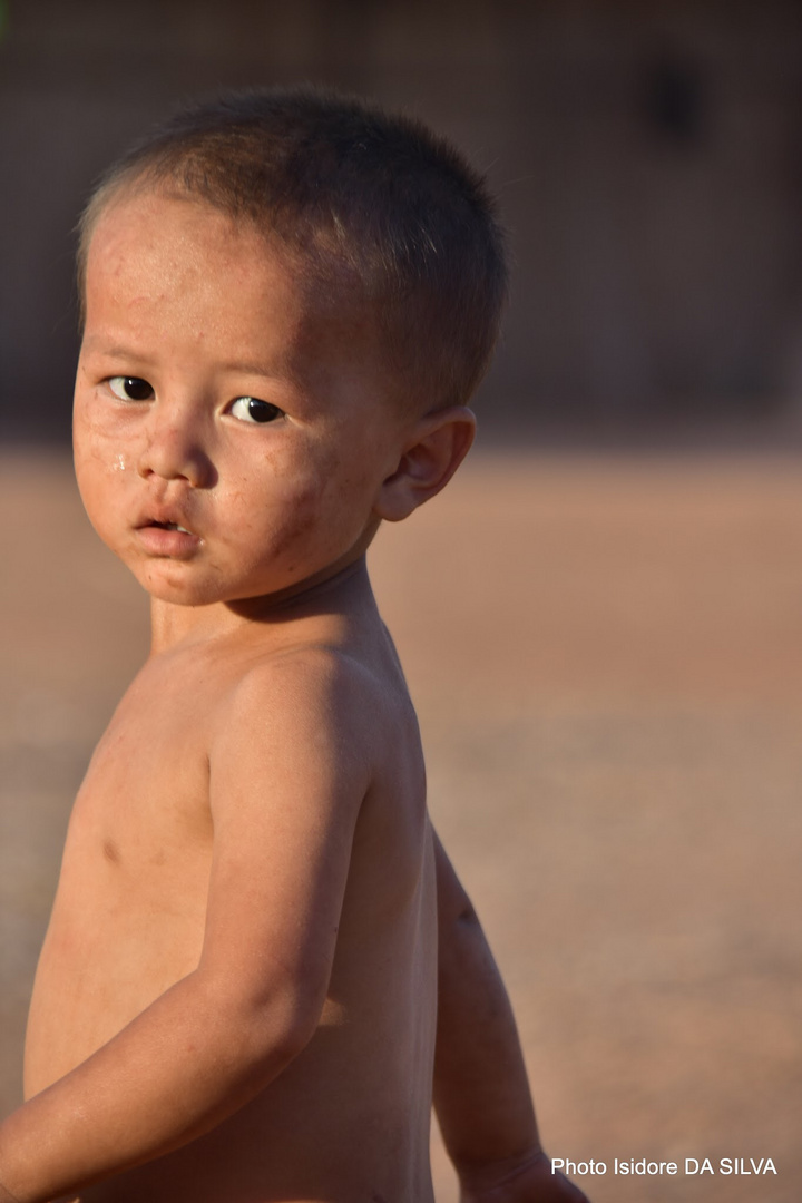 Dans un village pauvre du Laos 