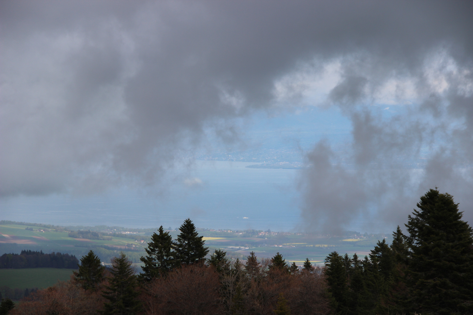 Dans une déchirure des nuages