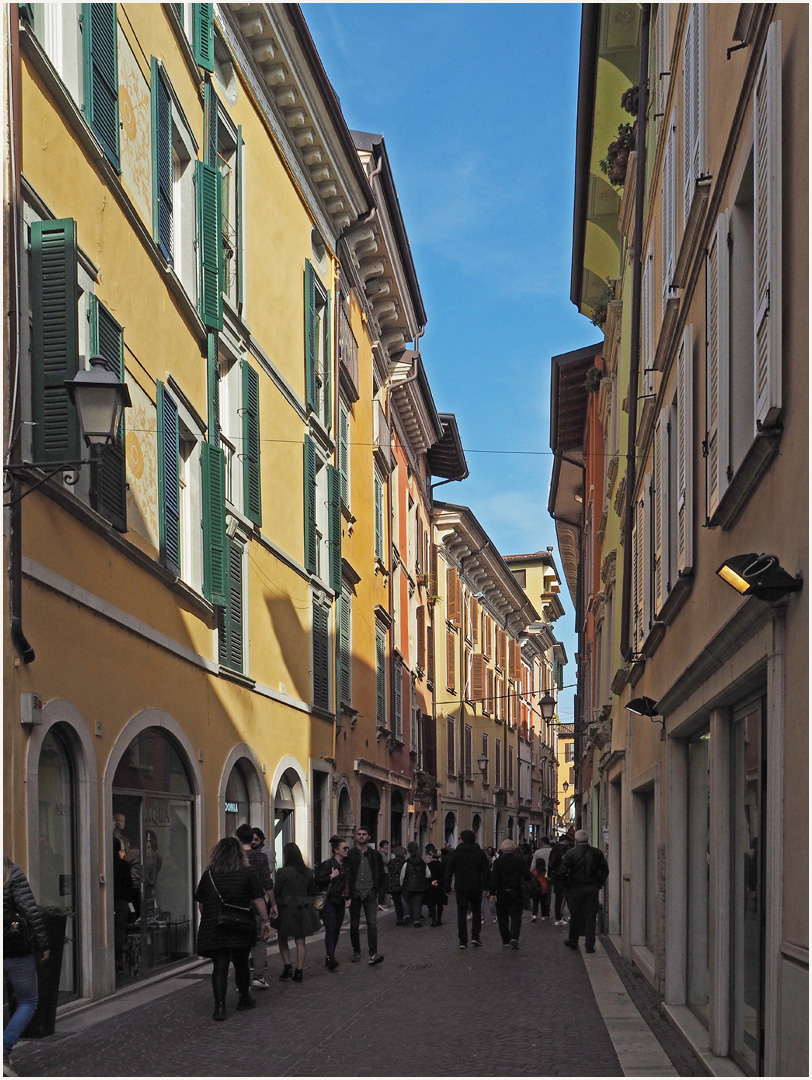 Dans une rue commerçante de Salo