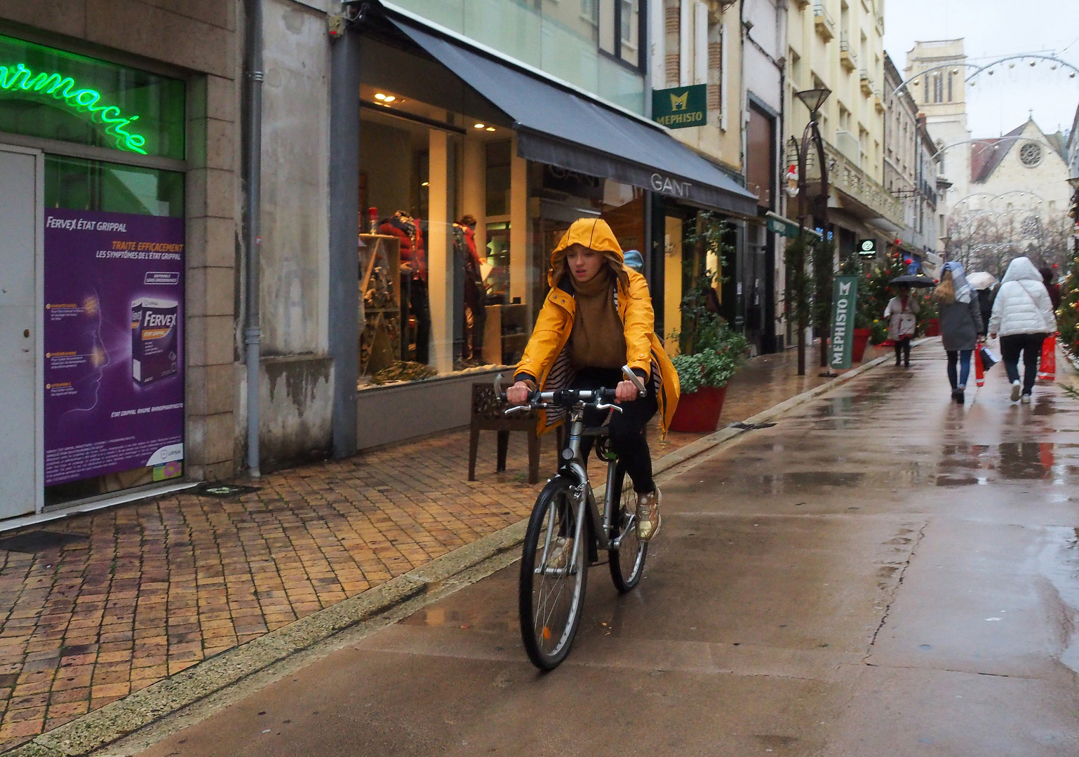 Dans une rue d’Agen par un jour pluvieux