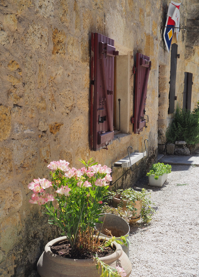 Dans une ruelle de Larressingle