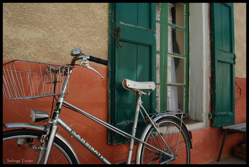 dans une rue...un vélo contre un mur