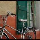 dans une rue...un vélo contre un mur
