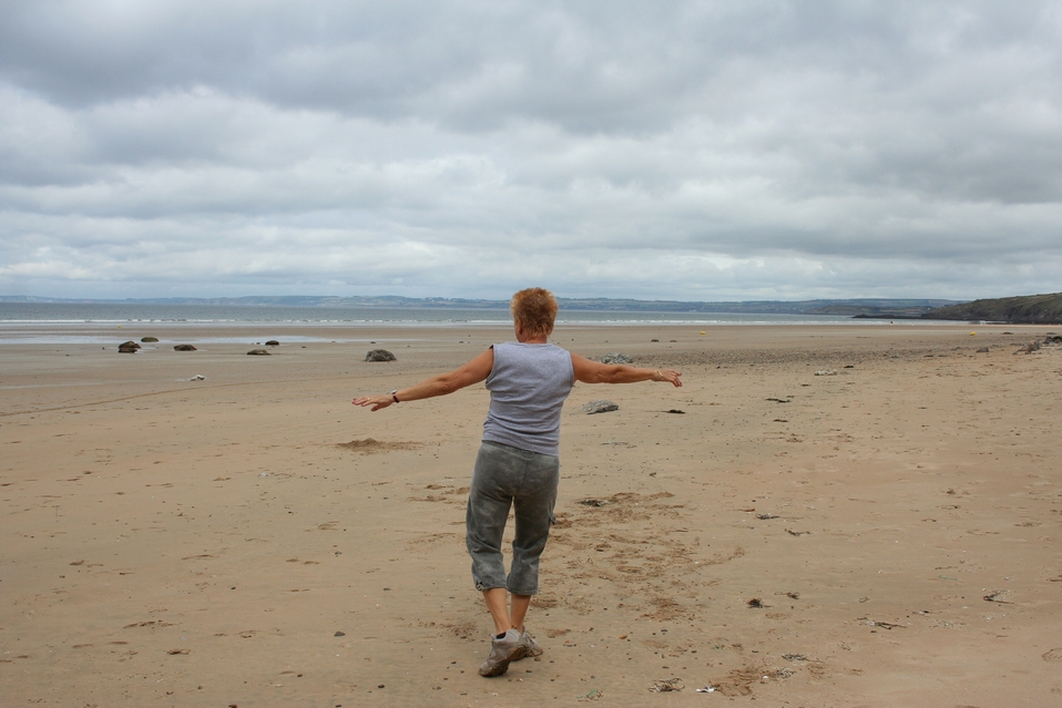 Danse seule sur la plage