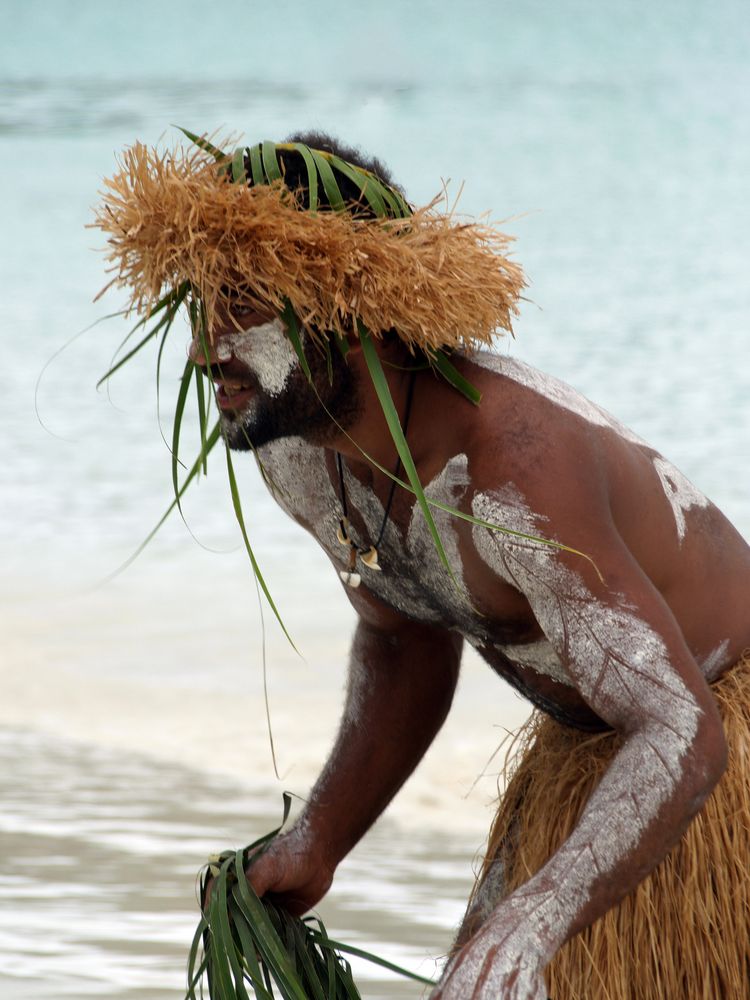 Danse traditionnelle kanak sur la plage à l’ïle des Pins