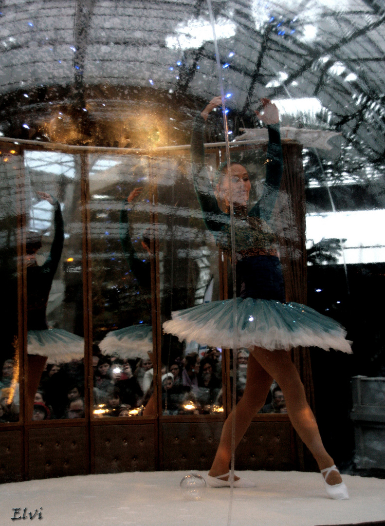 Danseuse dans la boule de Noël