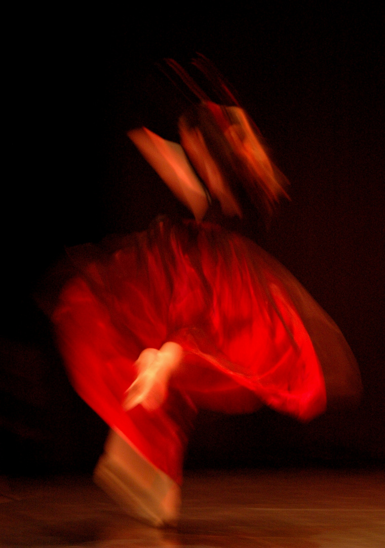 DANSEUSE EN ROUGE