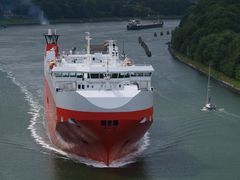 DANUBE HIGHWAY Autotransporter auf dem Nord-Ostsee-Kanal