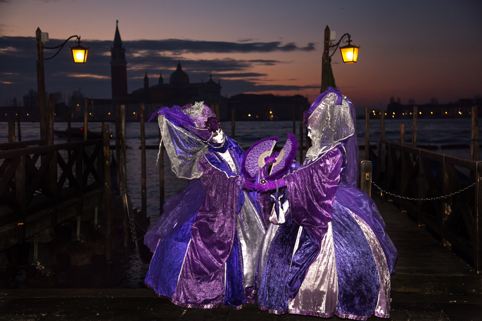 Danza delle maschere di carnevale