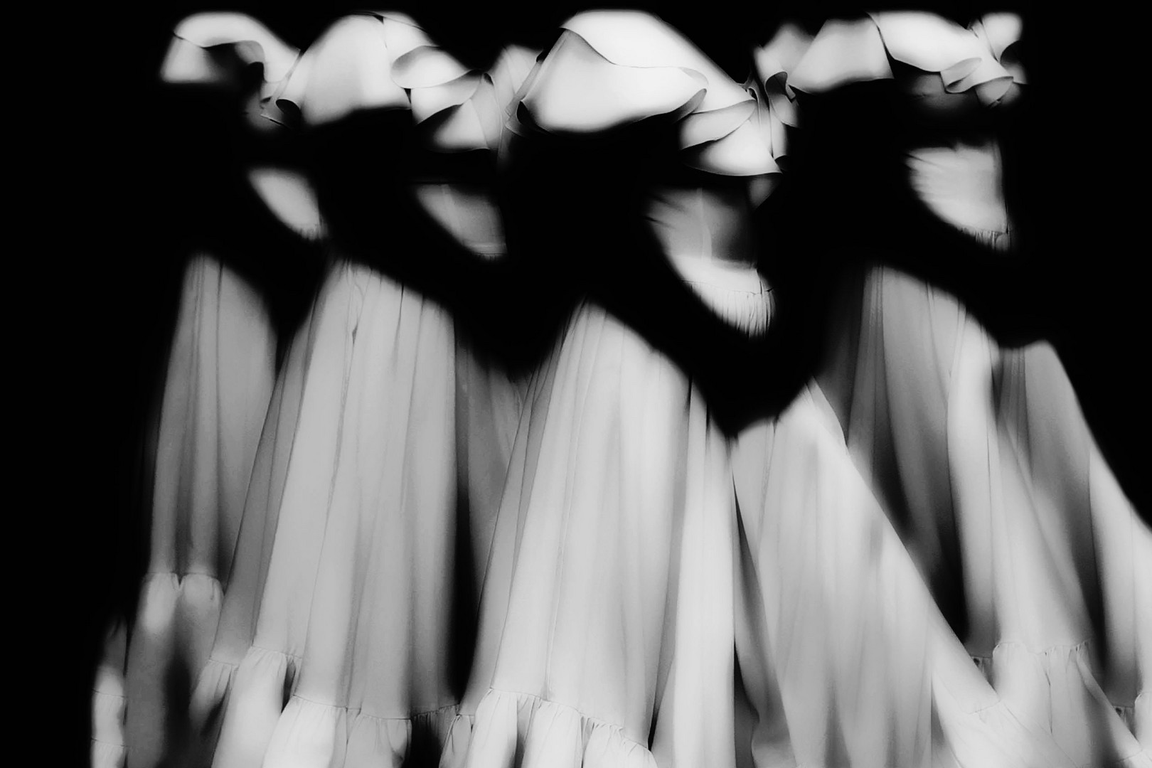 danza negra,vestida de blanco
