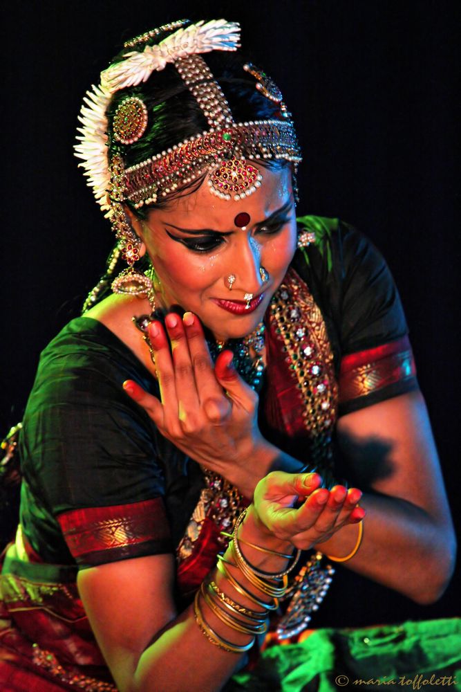 danzatrice di danza bharanatyam