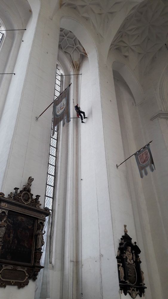 Danzig : Kirchenmaler  während der Besuchszeiten in den abgesperrten Seitennischen