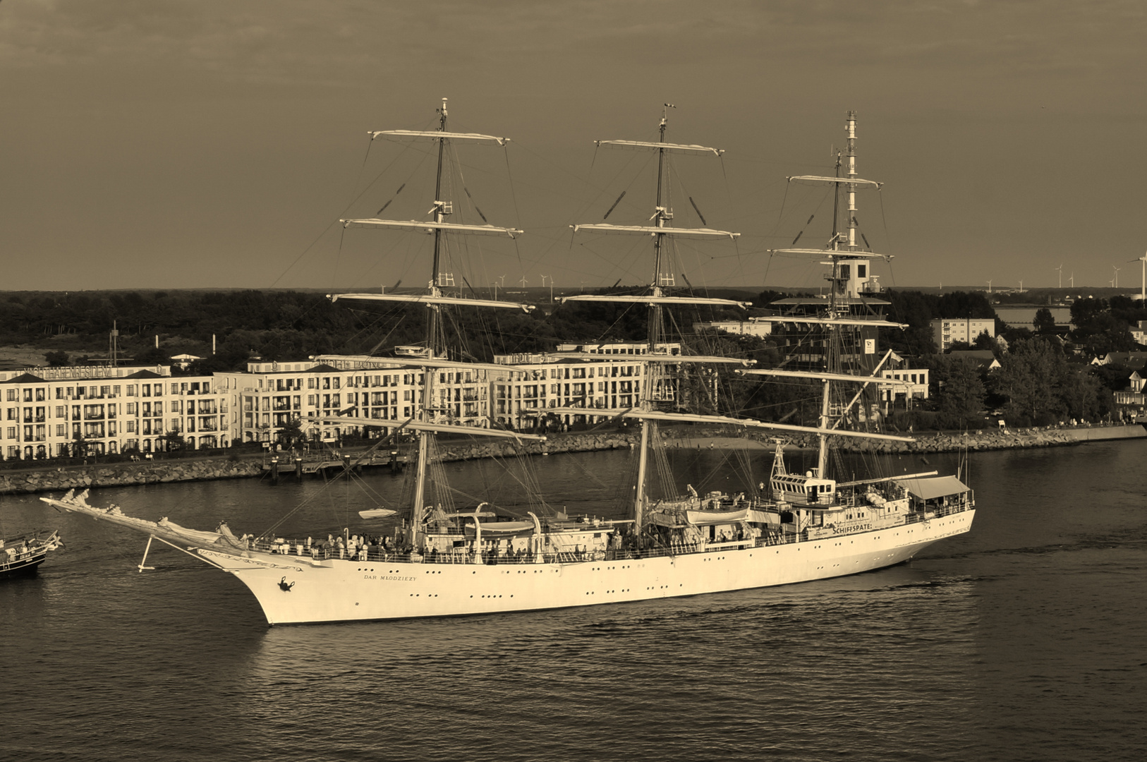 Dar Mlodziezy in Sepia