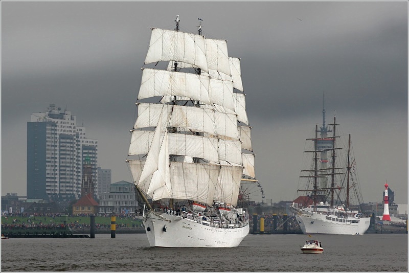 Dar Mlodziezy und SeaCloud II...