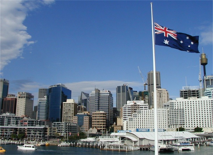 Darling Harbour mit Nationalflagge auf Halbmast
