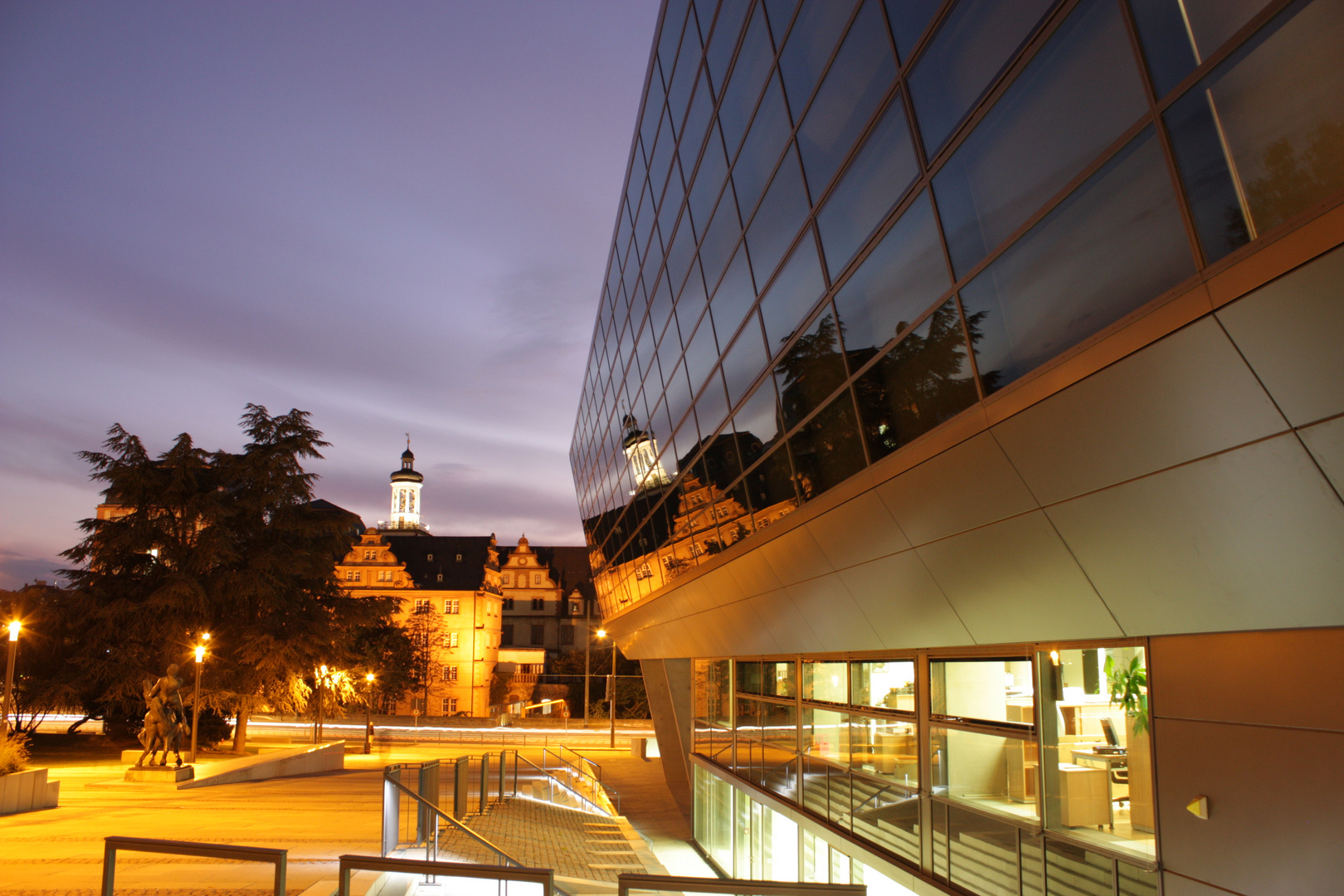 Darmstadtium bei Nacht mit Blick auf den Glockenturm vom Schloss